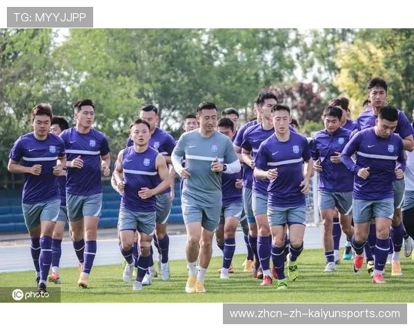 球星在直播中为青训小将示范射门基本功